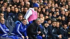 V Chelsea to vře! Mourinho posadil Costu, ten po něm hodil dres