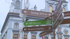 V Českých Budějovicích mají nové směrovky, ukazují cestu do Santiaga