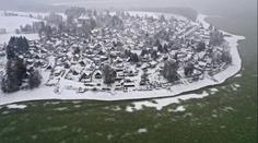 Lipno pokryl zelený led. Neobvyklý jev překvapil i odborníky