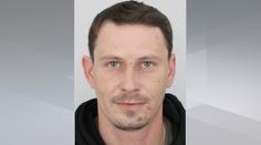 Ozbrojený muž, který měl znásilnit dívku, stále prchá. Obří pátračka pokračuje