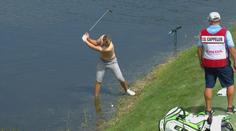 Golfista rozvášnil fanynky. Svlékl triko a zahrál pěknou ránu na green