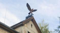 Největší česká socha dravce se vrátila do Podještědí. Původní zničili nacisté