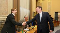 Vládu zřejmě čekají další výměny ministrů, nejvíce nahnuté to má Dobeš