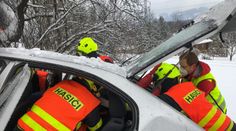 Řidička dostala smyk na sněhu. Její spolujezdkyně z auta nepřežila