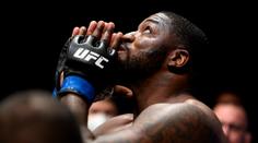 Veterán Overeem je stále ve hře o titul, Sakaiovo trápení ukončil sudí