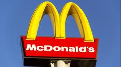 McDonald’s stáhl kontroverzní vánoční reklamu. V Česku běží podobná
