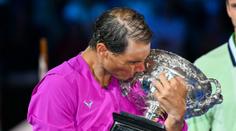 Byl jsi o berlích a teď jsi šampion, klaní se Federer. Jak na Nadala reagují další?