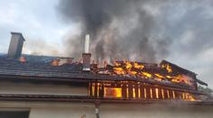 V Praze bouchaly při požáru plynové lahve, na Moravě shořela střecha za milion
