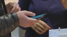 Obec bojuje proti moderním vymoženostem. Starosta zakázal mobily na veřejnosti