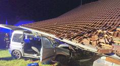 Osobní auto nabouralo do přístřešku rodinného domu! Čtyři zranění