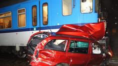 Uvízla na přejezdu, auto smetl vlak. Co máte v takové situaci dělat?