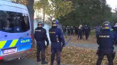 Chuligáni se bili v Opavě s policií: 26 zadržených i fanoušek na hřišti