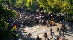 Protesty v USA sílí! Demontranty strkali vyzbrojení policisté do neoznačených aut