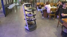 Roboti nahrazují obsluhu, budou číšníci bez práce?