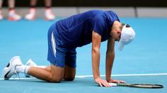 Junior Menšík na Australian Open titul nezískal, kurt opouštěl na vozíčku
