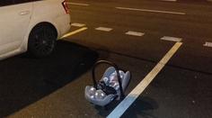 Rodiče zapomněli miminko na parkovišti. Přijeli pro něj strážníci