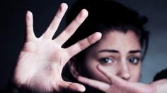 Agresor napadl svou expartnerku! Hlavou jí mlátil o zem na zastávce