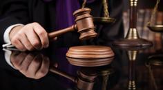 Mladík dostal 12 let za pokus o upálení seniorky. Plameny žena zašlapávala