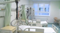 Omezení operací i uzavření oddělení. Nemocnice řekly, co všechno se utlumí