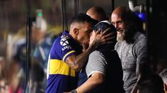 Tévez se vášnivě líbal s Maradonou! Pak zajistil titul pro Bocu Juniors