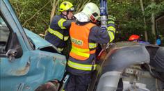 Auto s přívěsem skončilo na boku. Tři zranění, jednoho museli vyprostit hasiči