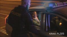 Agresor brutálně napadl mladou dívku. Mlátil jí hlavou o chodník
