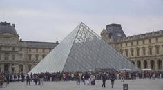 Muzeum Louvre je po loupeži stále zavřené. Selhali jsme, přiznal ministr