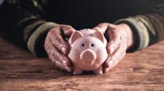 Ve sklepě po dědečkovi našly sestry miliony. Mají ale smůlu