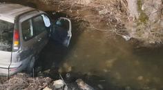Řítící se auto skončilo v potoce. Jeli v něm čtyři muži, nikdo prý ale neřídil!