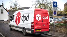 Kurýra britské DPD našli mrtvého v autě. Nejspíš se upracoval k smrti