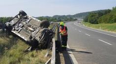 Na D35 vyletělo auto za svodidla. Dálnici bylo nutné uzavřít
