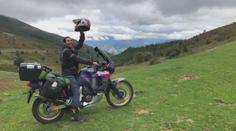 Cestovatel projel na motorce celý svět. V Praze mu ji ukradli