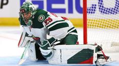 To se jen tak nevidí. Hvězdný brankář dostal v NHL potupný gól