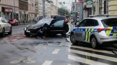 Opilý řidič usnul a blokoval provoz. Poté naboural do tramvaje i do policejního auta