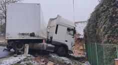 Kamion zdemoloval rodině dům. Starosta přišel s řešením, jak jim pomoci