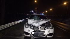 TRAGICKÁ NEHODA: BMW smetlo na výpadovce z Prahy chodce