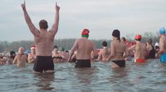 V Bohumíně se na Nový rok koupala stovka otužilců. Akci ohrozily splašky
