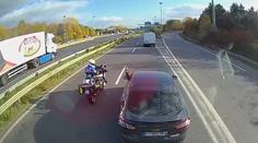 Tomu se říká karma! Řidič osobáku chtěl vyučit kamioňáka, trest přišel okamžitě
