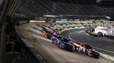 Hrůzostrašný pád. Vítěz NASCAR se při oslavě zřítil ze střechy auta, utrpěl zranění
