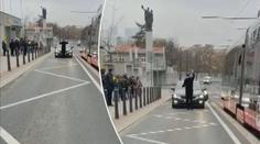 Pravidlo, které řidiči nechápou. Zoufalí tramvajáci je musí vyhánět ze zastávek