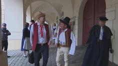 Poslanci se odvázali. Na schůzi přišli v krojích, Okamura připomínal Rumcajse
