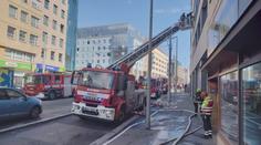 Kriminálka řeší požár v Praze. Museli evakuovat 16 lidí. Dům možná někdo zapálil