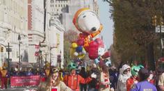 New Yorkem se proletěl obří Snoopy. Oblékli ho do vesmírného skafandru