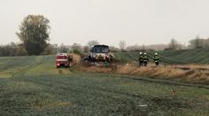 Tragédie u Kostelce nad Labem! Vlak smetl auto, jeden mrtvý