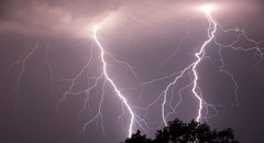 VÝSTRAHA: V Česku udeří silné bouřky. Hrozí přívalové deště, krupobití a silný vítr