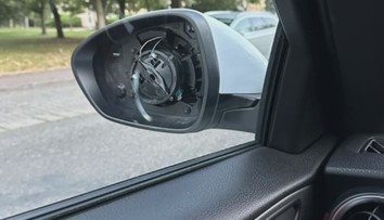 Dva cizinci měli ve Vrchlabí poškodit přes 50 aut. Kradli z nich zrcátka