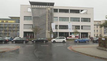 Lékaři v karlovarské nemocnici odmítají přesčasy. Vedení zvažuje omezení péče