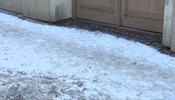 Města neodklízí zapadané chodníky. Lidé jsou nespokojení, řeší to po svém