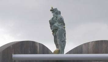 Socha na Plzeňsku straší řidiče. Z lávky ji budou muset odstranit