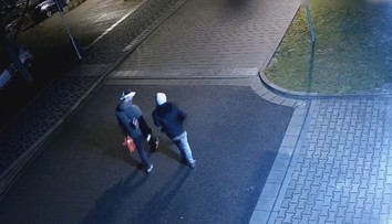Policie pátrá po dvou mužích. Mohou objasnit vykradená auta a obchod